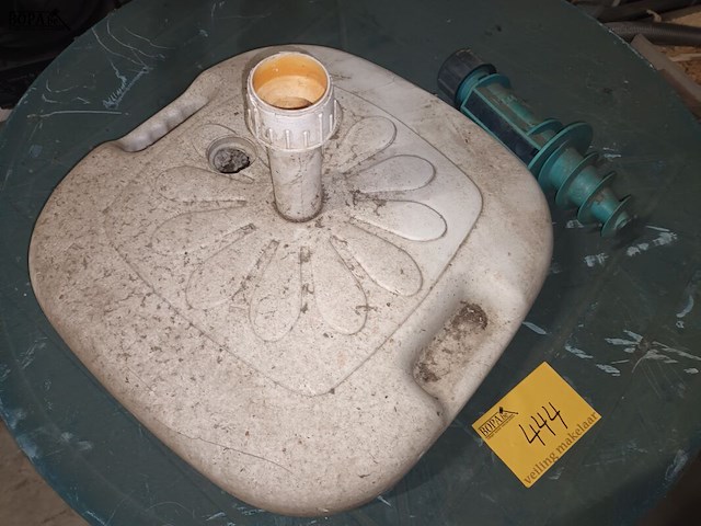 Lot 444 - tafel, parasol voet en grondanker. 3 stuks - afbeelding 2 van  3