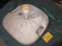 Lot 444 - tafel, parasol voet en grondanker. 3 stuks - afbeelding 2 van  3