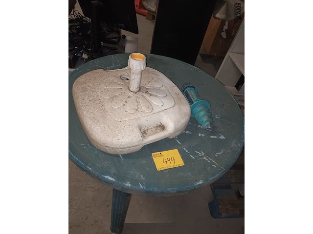 Lot 444 - tafel, parasol voet en grondanker. 3 stuks - afbeelding 3 van  3