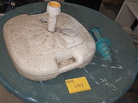 Lot 444 - tafel, parasol voet en grondanker. 3 stuks - afbeelding 3 van  3