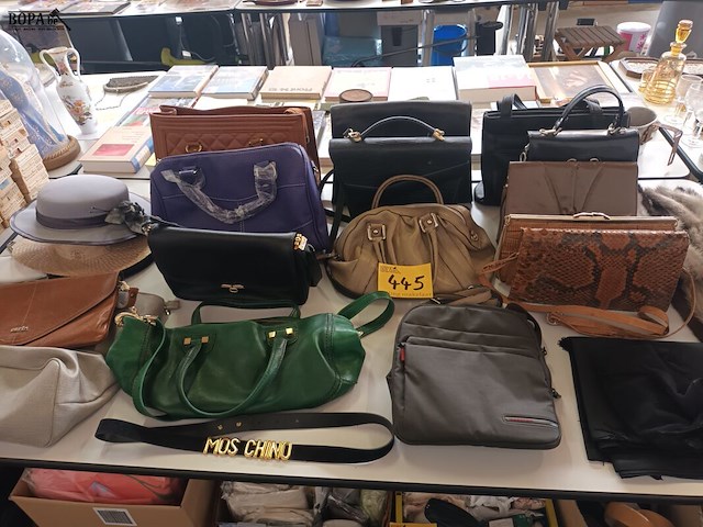 Lot 445 - handtassen en hoeden. 20 stuks - afbeelding 1 van  5