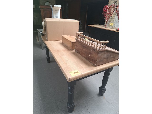 Lot 445 - houten eetkamertafel - afbeelding 1 van  1