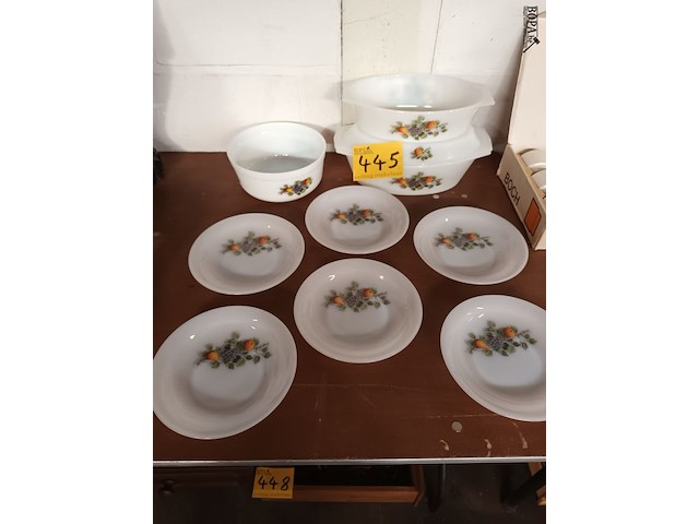 Lot 445 - servies arcopal. 9 stuks - afbeelding 1 van  3