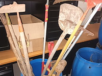 Lot 446 - ton met tuingereedschap. 16 stuks - afbeelding 1 van  4