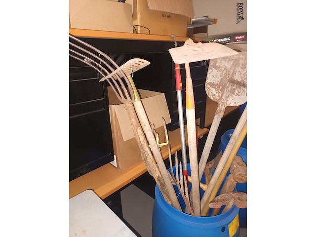 Lot 446 - ton met tuingereedschap. 16 stuks - afbeelding 2 van  4