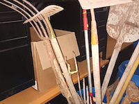 Lot 446 - ton met tuingereedschap. 16 stuks - afbeelding 2 van  4