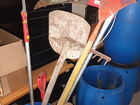 Lot 446 - ton met tuingereedschap. 16 stuks - afbeelding 3 van  4