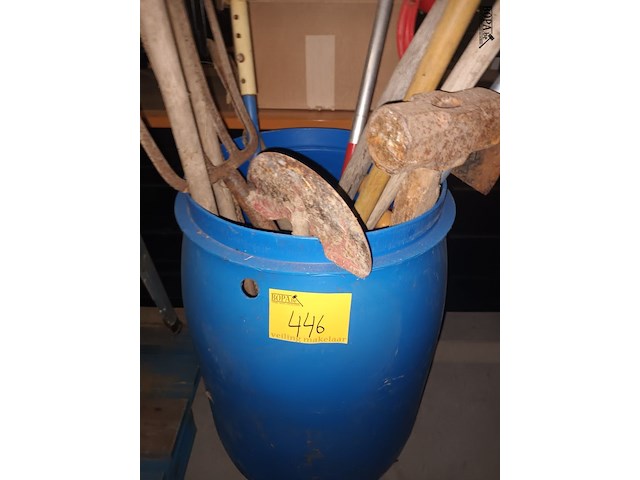 Lot 446 - ton met tuingereedschap. 16 stuks - afbeelding 4 van  4