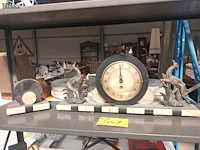 Lot 447 - art deco schouwklok met hert