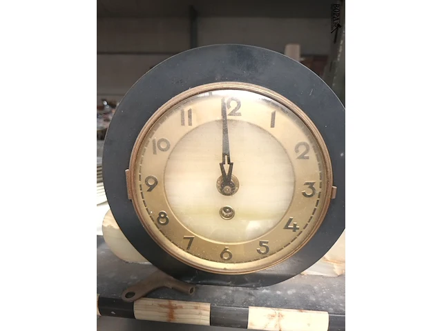 Lot 447 - art deco schouwklok met hert - afbeelding 3 van  4