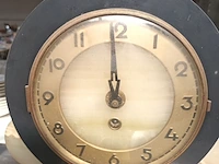 Lot 447 - art deco schouwklok met hert - afbeelding 3 van  4