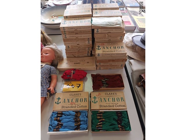 Lot 447 - clark’s anchor stranded cotton. 70 stuks - afbeelding 1 van  4