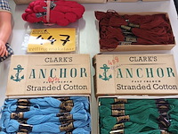 Lot 447 - clark’s anchor stranded cotton. 70 stuks - afbeelding 3 van  4