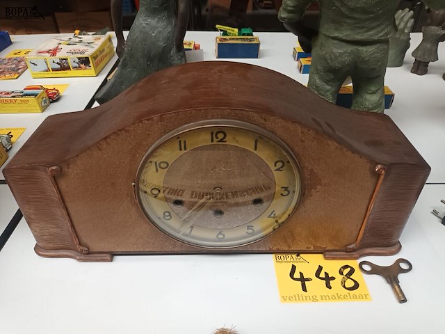Lot 448 - houten tafelklok - afbeelding 1 van  3