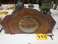 Lot 448 - houten tafelklok - afbeelding 1 van  3