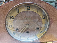 Lot 448 - houten tafelklok - afbeelding 2 van  3