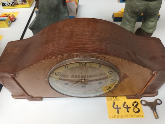 Lot 448 - houten tafelklok - afbeelding 3 van  3