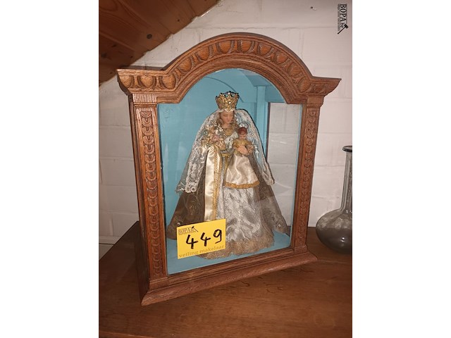 Lot 449 - maria in vitrine kastje - afbeelding 1 van  3