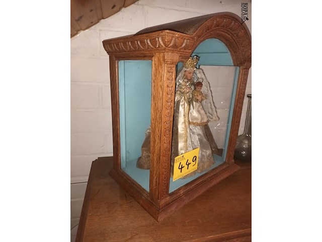 Lot 449 - maria in vitrine kastje - afbeelding 2 van  3