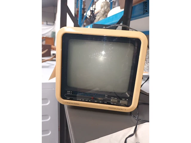 Lot 449 - vintage draagbare tv - afbeelding 3 van  3