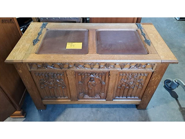 Lot 45 - antieke eikenhouten meubelstuk in gotische stijl houtsnijwer - afbeelding 1 van  5
