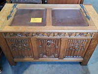 Lot 45 - antieke eikenhouten meubelstuk in gotische stijl houtsnijwer - afbeelding 1 van  5
