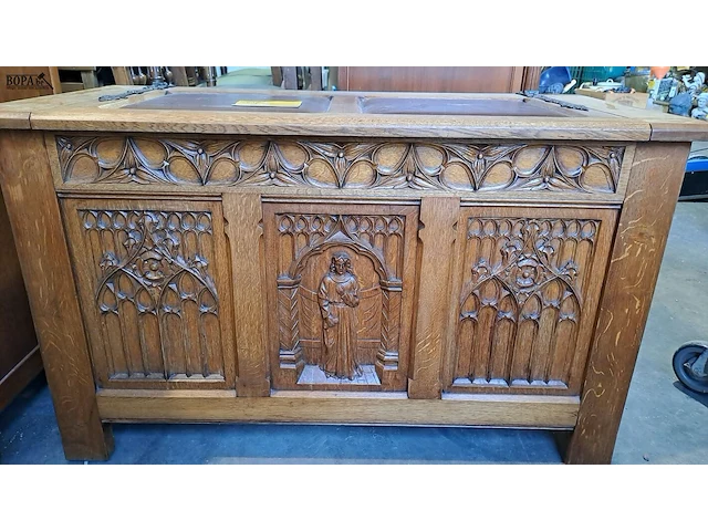 Lot 45 - antieke eikenhouten meubelstuk in gotische stijl houtsnijwer - afbeelding 2 van  5