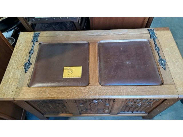 Lot 45 - antieke eikenhouten meubelstuk in gotische stijl houtsnijwer - afbeelding 3 van  5
