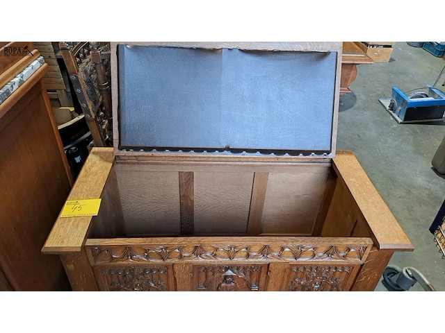 Lot 45 - antieke eikenhouten meubelstuk in gotische stijl houtsnijwer - afbeelding 4 van  5
