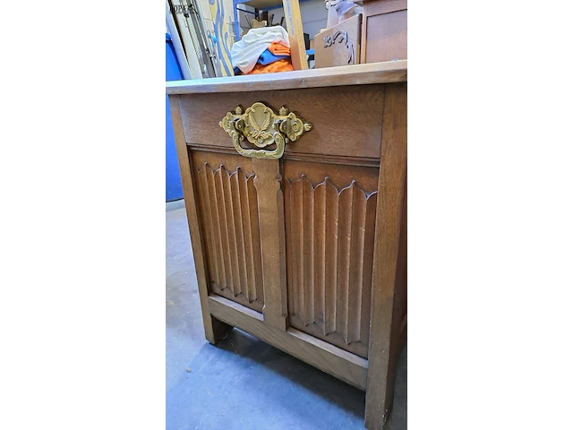 Lot 45 - antieke eikenhouten meubelstuk in gotische stijl houtsnijwer - afbeelding 5 van  5