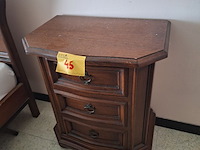 Lot 45 - bijzetkastje met lades. 2 stuks - afbeelding 2 van  4