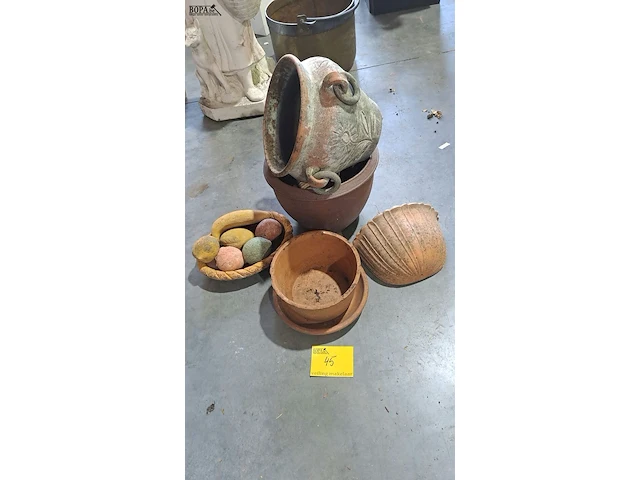Lot 45 - bloempotten voor buiten 4 stuks en decoratieve fruitschaal i - afbeelding 1 van  4