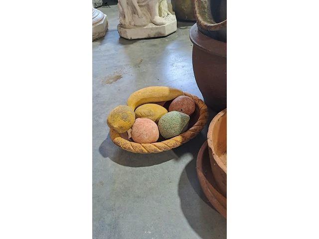 Lot 45 - bloempotten voor buiten 4 stuks en decoratieve fruitschaal i - afbeelding 2 van  4