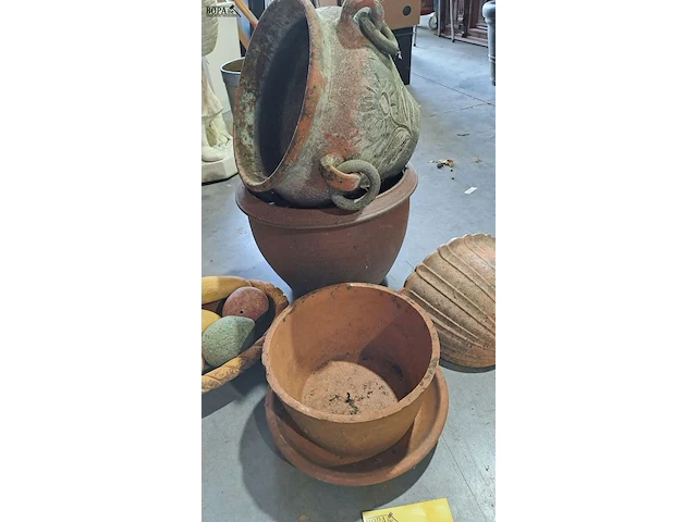 Lot 45 - bloempotten voor buiten 4 stuks en decoratieve fruitschaal i - afbeelding 3 van  4