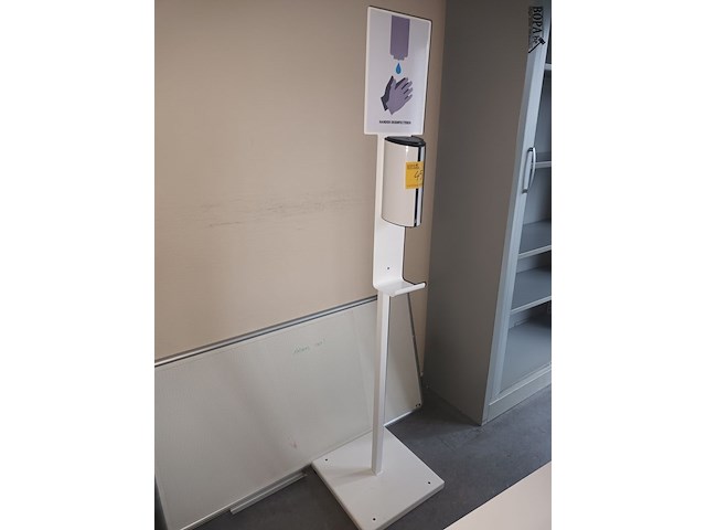 Lot 45 - desinfecteerpaal en whiteboard - afbeelding 3 van  3
