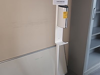 Lot 45 - desinfecteerpaal en whiteboard - afbeelding 3 van  3