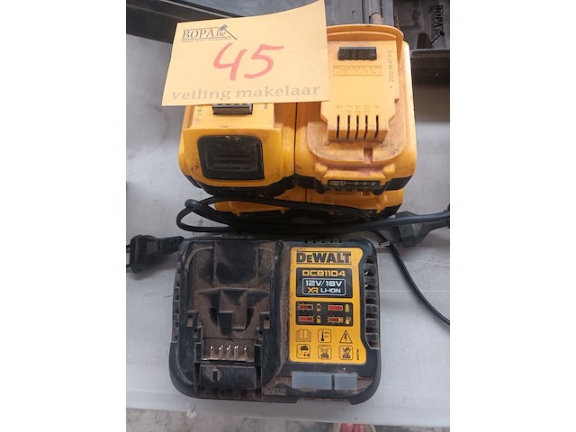 Lot 45 - dewalt accu’s en lader - afbeelding 1 van  5