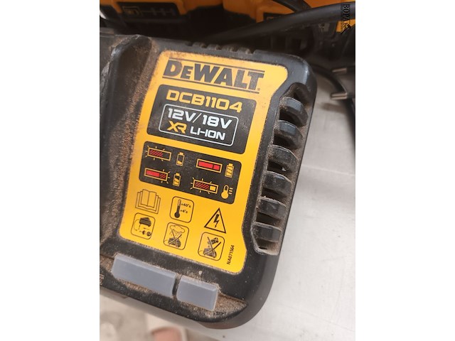 Lot 45 - dewalt accu’s en lader - afbeelding 2 van  5