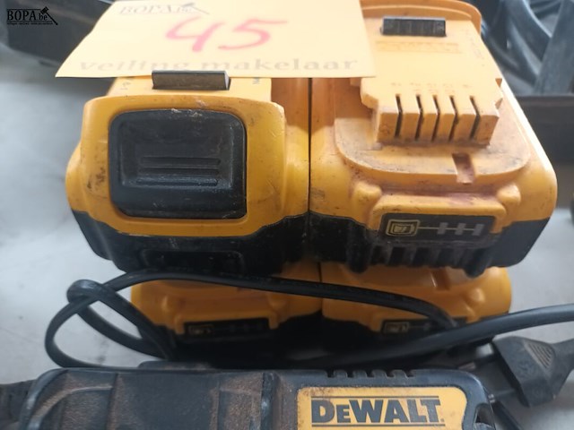 Lot 45 - dewalt accu’s en lader - afbeelding 3 van  5