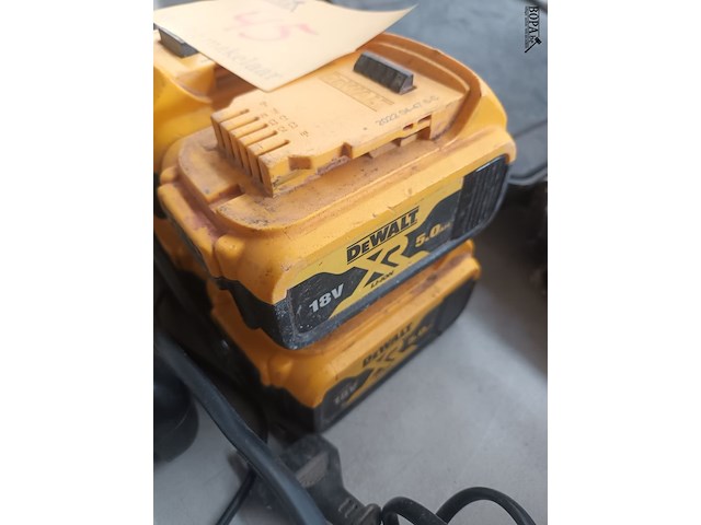 Lot 45 - dewalt accu’s en lader - afbeelding 4 van  5