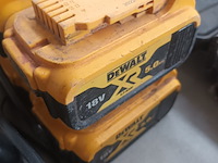 Lot 45 - dewalt accu’s en lader - afbeelding 4 van  5