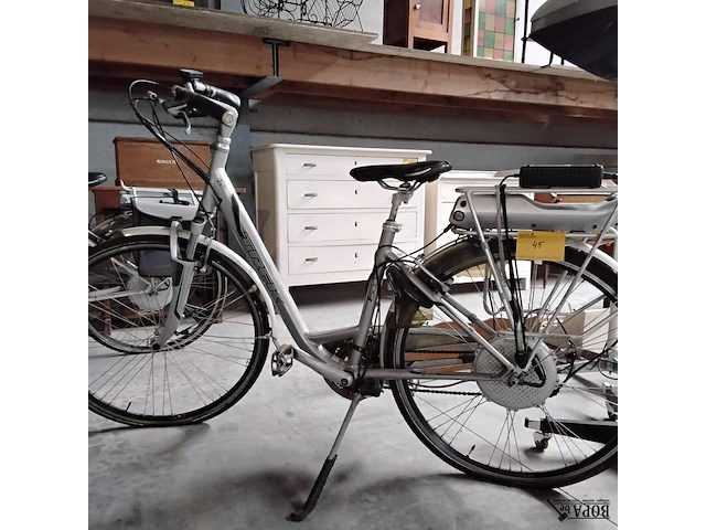 Lot 45 - electrische damesfiets trek navigator 500 - met lader - afbeelding 1 van  2