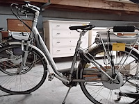 Lot 45 - electrische damesfiets trek navigator 500 - met lader - afbeelding 1 van  2