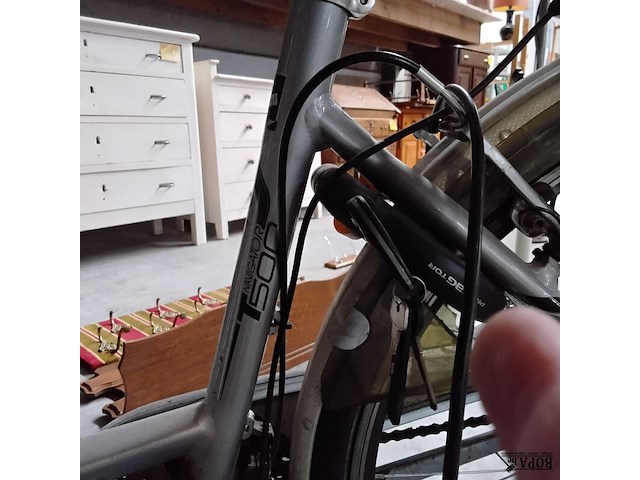 Lot 45 - electrische damesfiets trek navigator 500 - met lader - afbeelding 2 van  2