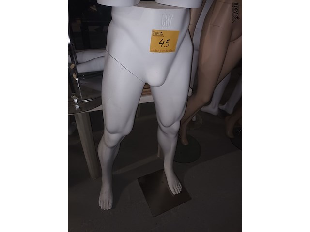 Lot 45 - heupmodel en onderlijf cristiano ronaldo - afbeelding 2 van  3