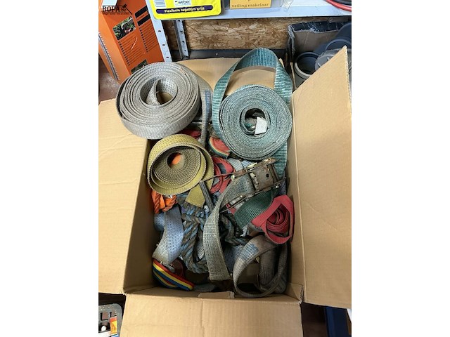 Lot 45 - hijsbanden verschillende lengtes en draagvermogens - afbeelding 1 van  1