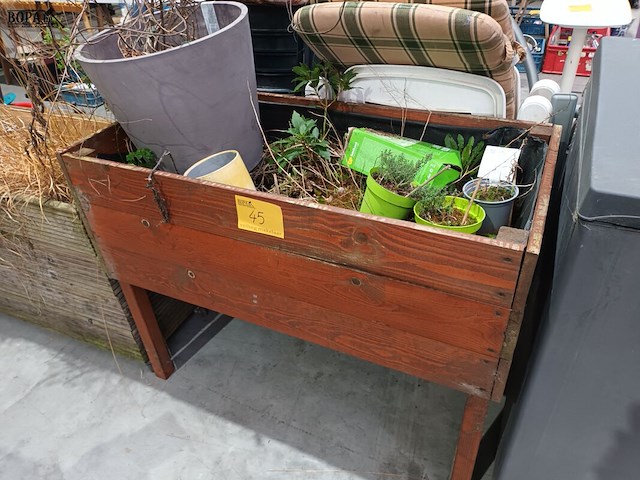 Lot 45 - houten hoge plantenbak - afbeelding 1 van  4