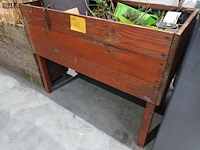 Lot 45 - houten hoge plantenbak - afbeelding 2 van  4