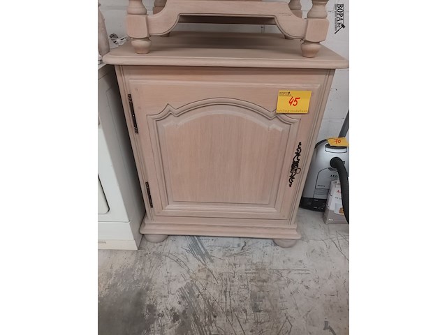 Lot 45 - houten lage kast - afbeelding 1 van  4