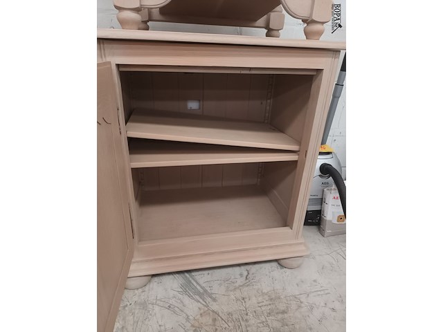 Lot 45 - houten lage kast - afbeelding 3 van  4